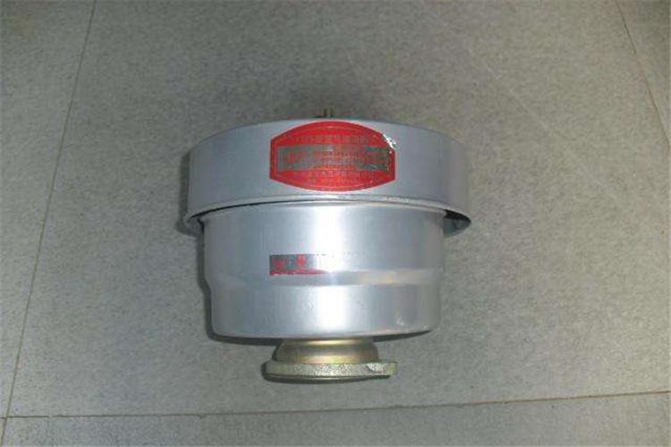 有人在保养柴油机拼搏网页版时，拆开滤清器后，发现其内部和滤芯特别洁净没有一点杂质和水分，即以为运用的柴油非常洁净