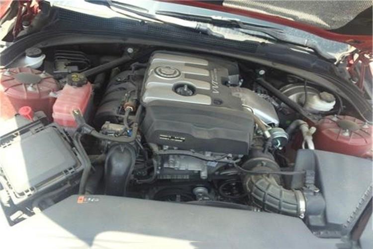 打开发动机舱盖，将拼搏网页版盒盖朝前掀起，取出空气滤芯，轻轻拍打滤芯端面