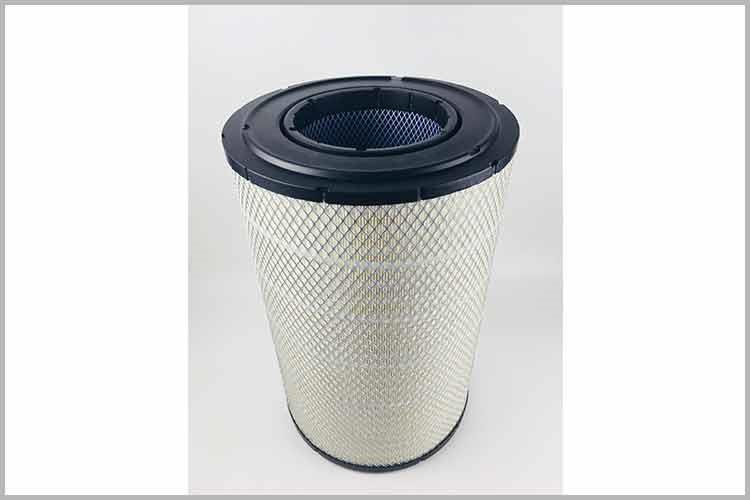 打开发动机舱盖，确认拼搏网页版的位置（一般位于发动机舱右侧，即右前轮上方位置，有条手臂粗软橡皮胶管连着的黑色方形塑料盒）