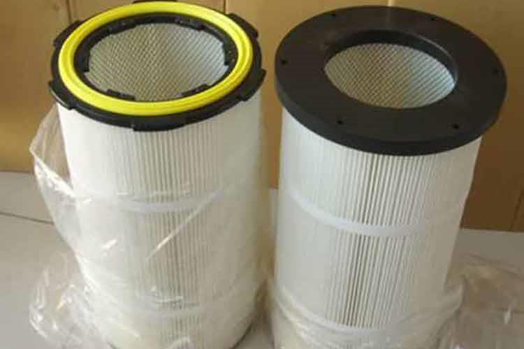 卡盘式拼搏(中国)包括用隔板分隔的过滤室和净气室两个气室，旋转脉冲喷吹的部件包括喷吹导管、圆形滤筒