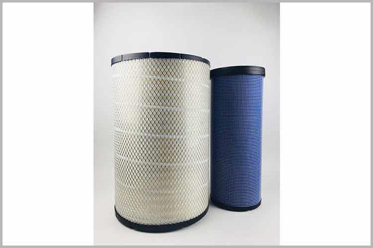 找到液压拼搏网页版位置，将拼搏网页版从安装支架上拔下来，将接油杯放在油管下方，并用钳子拆掉原来两边的一次性管箍