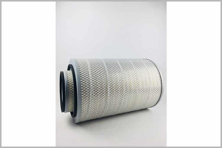 制造商推荐重卡拼搏网页版正常维护的更换周期为4.8万km，且每2.4万km进行一次常规检查，其保守维护的推荐更换周期为2.4万km