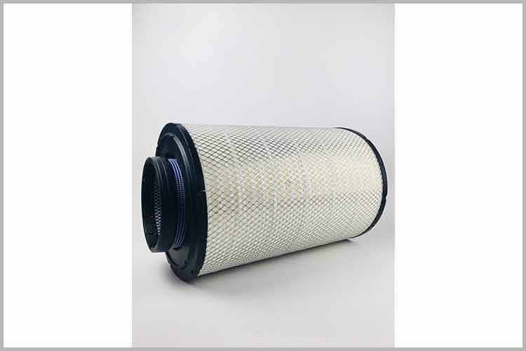 打开车辆前引擎盖，通常在面对发动机的右侧方向，只要用起子把空滤盒上的固定螺丝打开，就能看到轿车拼搏网页版了