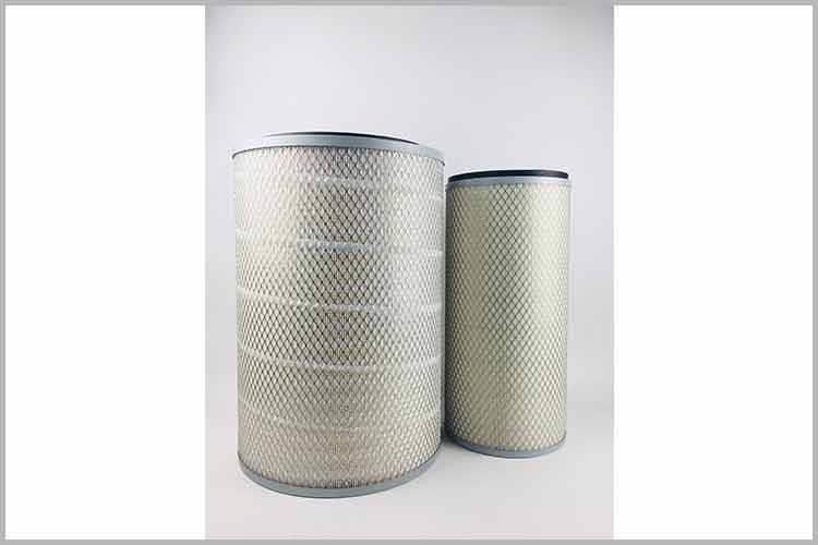 首先要打开发动机舱盖，确认客车拼搏网页版的位置。一般在轿车里面打开机舱盖开关，然后，打开机舱盖，并用撑杆顶好