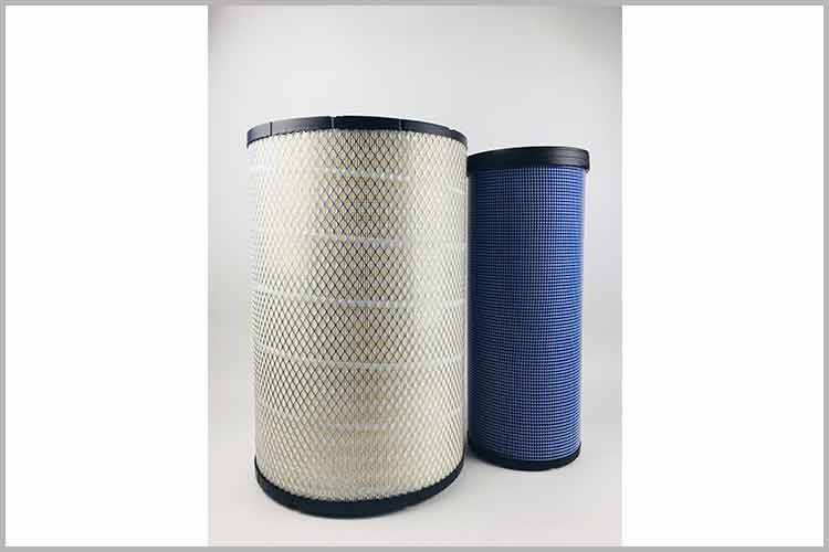 一般装有客车拼搏网页版的塑料盒子上面有卡子固定的，只需朝上轻轻掰起两个金属卡子