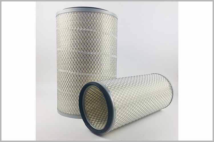 在安装新客车拼搏网页版之前，需要对空滤盒底部进行彻底的清理，把空滤下面的尘土清除干净