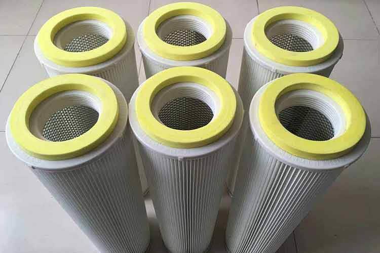 含尘气体进入高效拼搏(中国)后，由于气流端面的突然扩大及气流分布板的作用